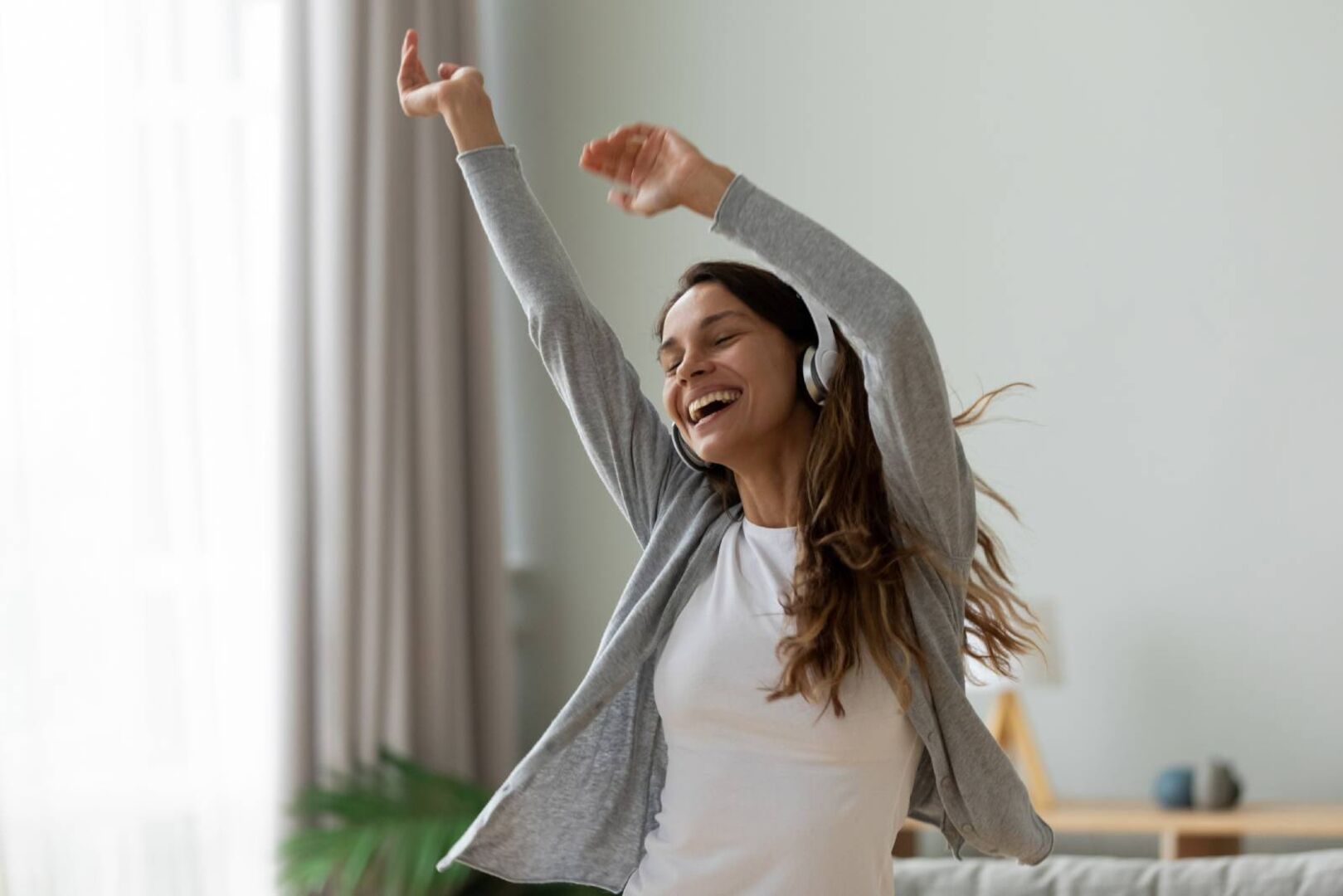Junge Frau beim Musikhören | Credit: iStock.com/fizkes