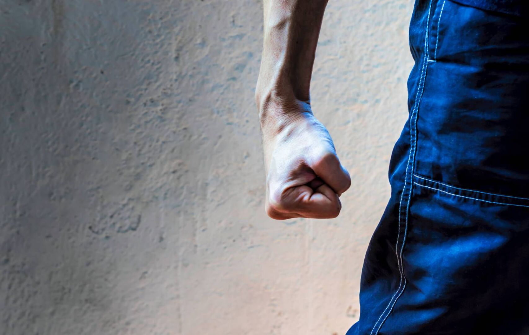 Mann mit geballter Faust | Credit: iStock.com/Federico Moreno