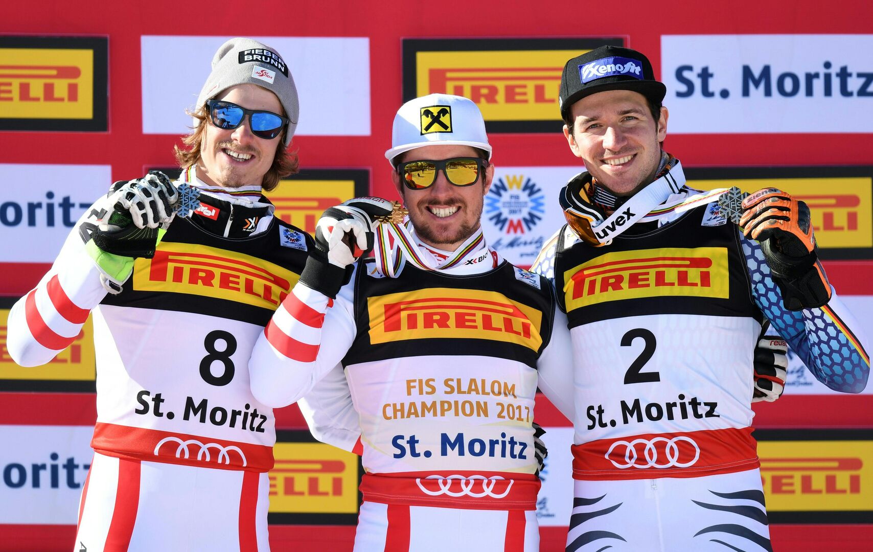 Manuel Feller, Marcel Hirscher und Matthias Mayer mit ihren Medaillen vor einem Werbebanner bei der Ski-WM in St. Moritz 2017.