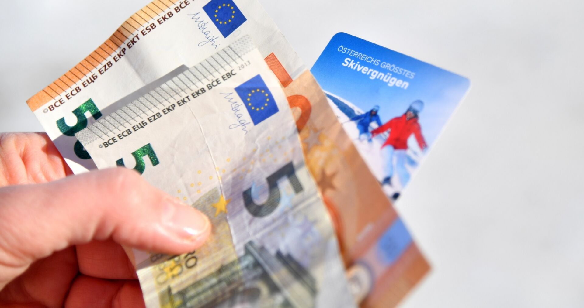 Geldscheine und Skipass | Credit: BARBARA GINDL / APA / picturedesk.com