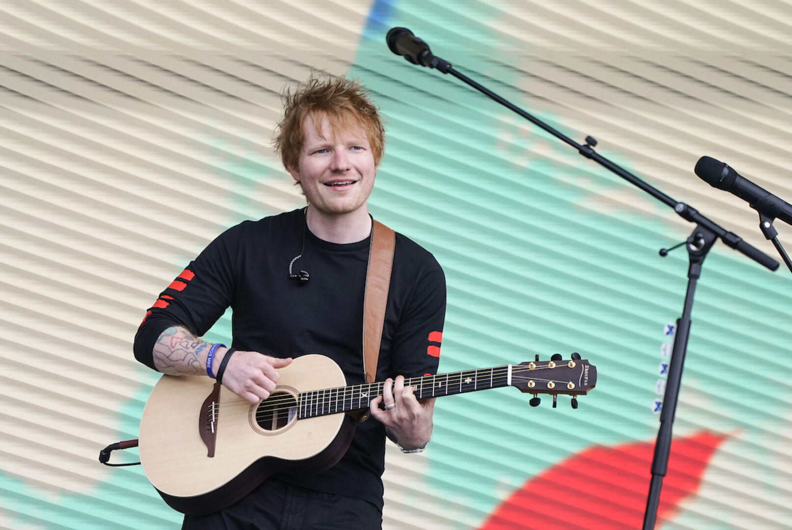 Ed Sheeran mit Gitarre auf der Bühne