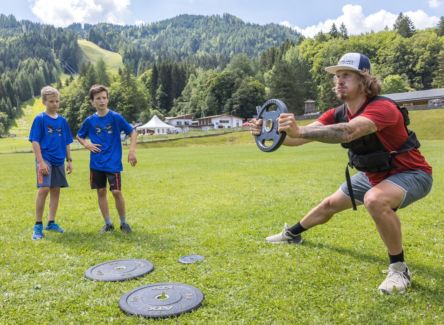 Manuel Feller beim Ausdauertraining mit Gewichten auf einer Wiese am Weißensee