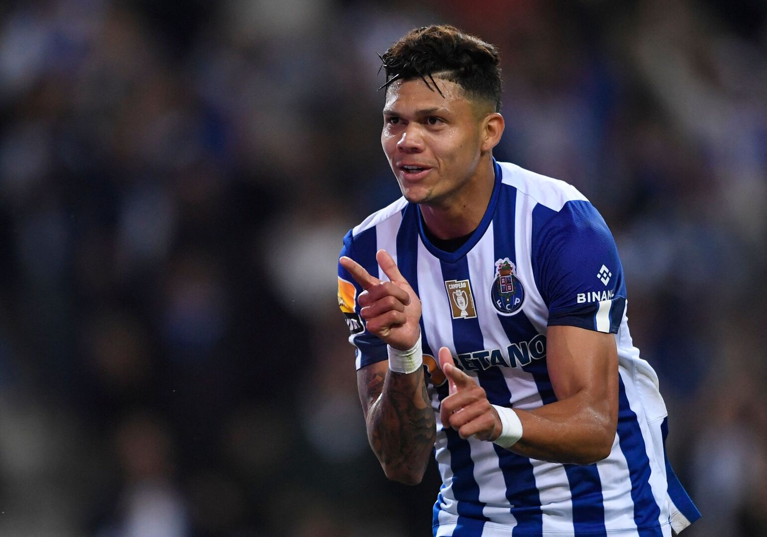 Der FC Porto-Spieler Evanilson, der mit zwei Fingern jubelnd Richtung Kamera gestikuliert