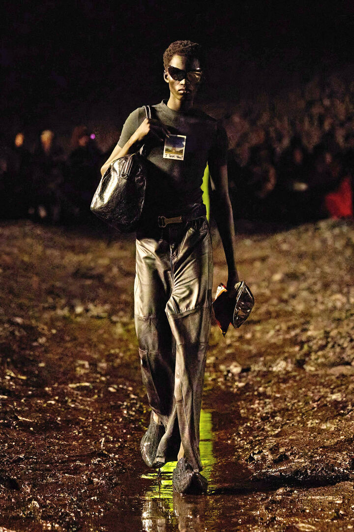 Model auf dem Catwalk von Balenciaga