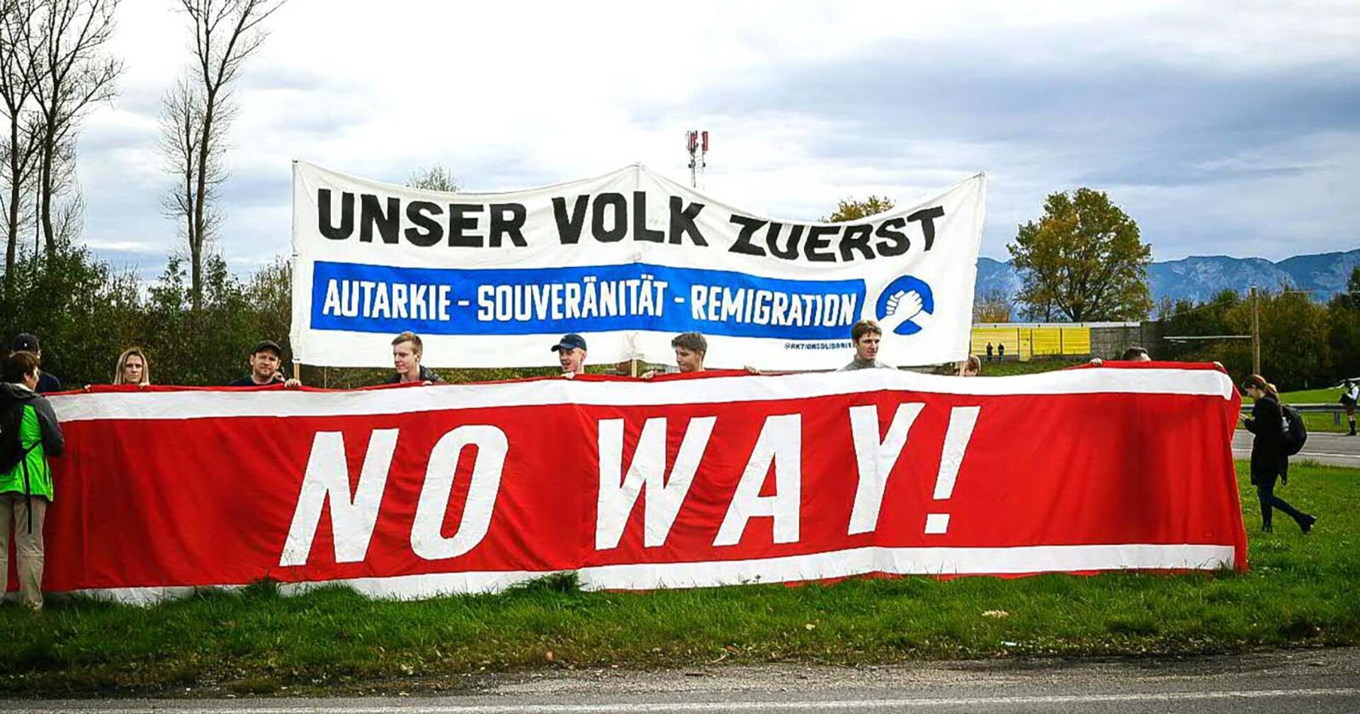 Teilnehmer des Protestmarsch in St. Georgen mit einem Transparent