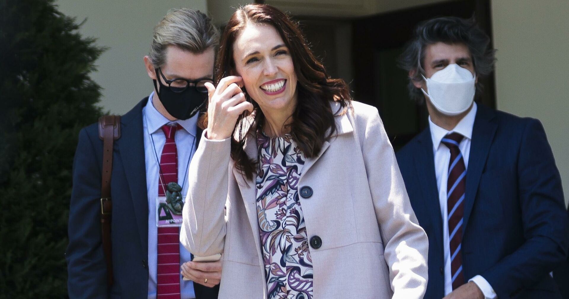 Porträt mit zwei Securities im Hintergrund