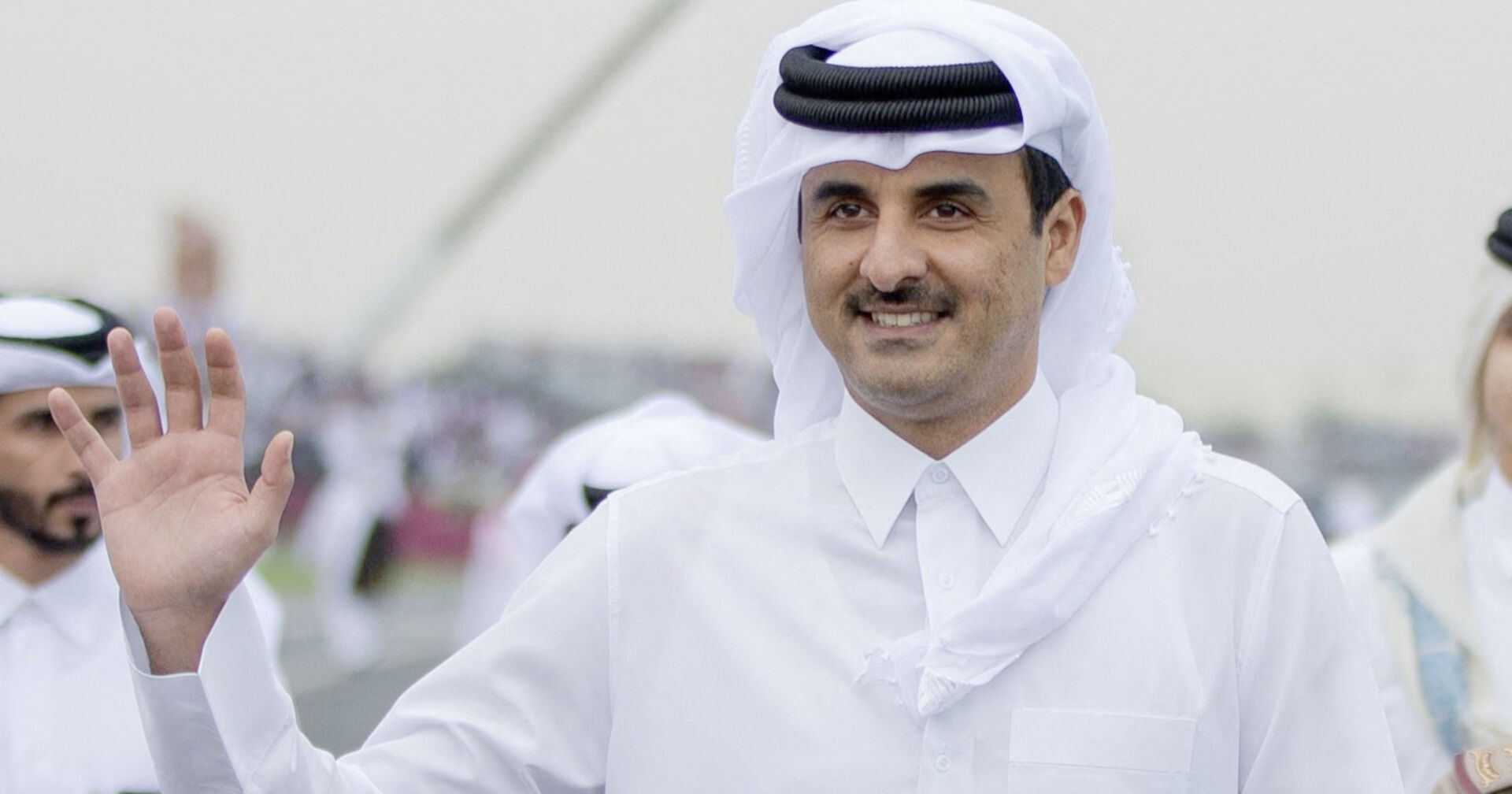 Porträt mit zum Gruß erhobener Hand