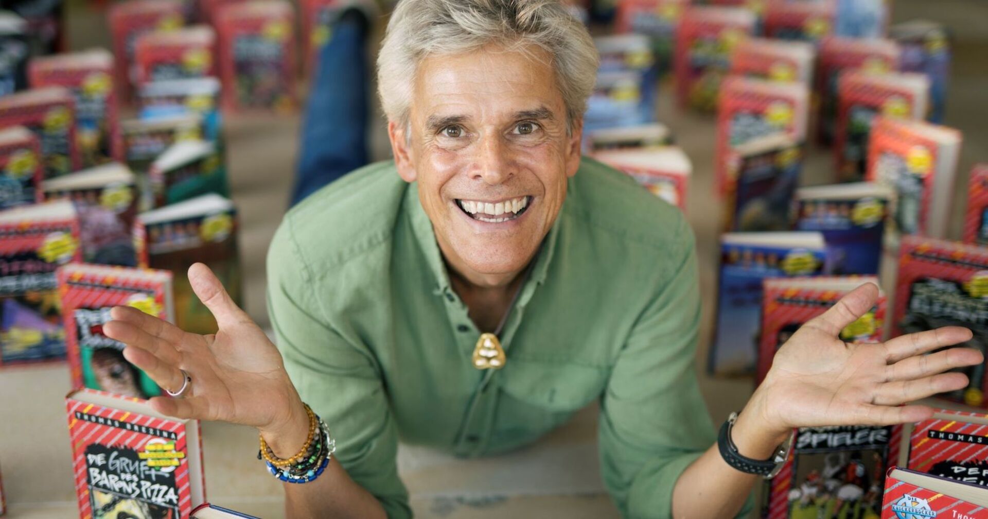 Kinderbuchautor Thomas Brezina mit seinen Kinderbüchern | Credit: Lukas Beck