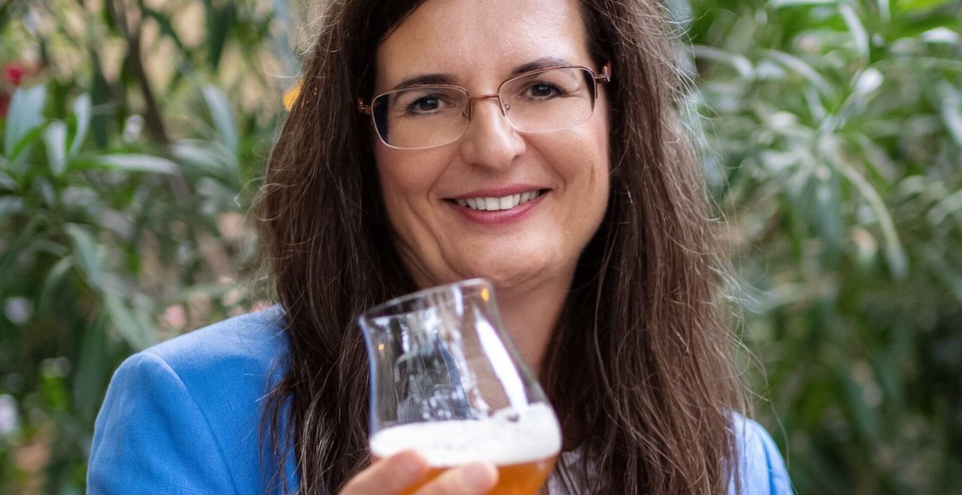Gabriela Maria Straka mit einem Bierglas | Credit:  Brau Union Österreich