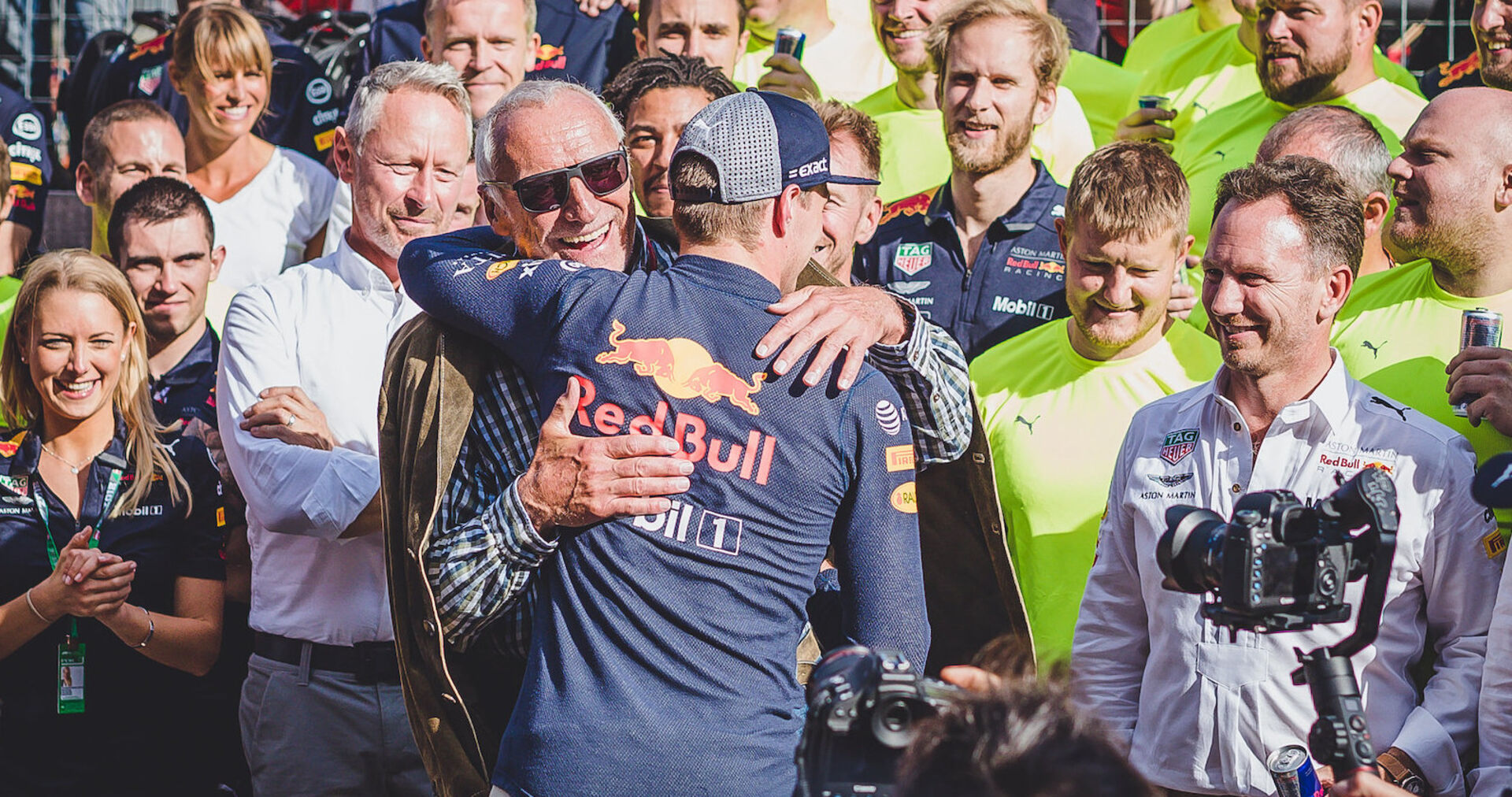 Didi Mateschitz umarmt Weltmeister Max Verstappen