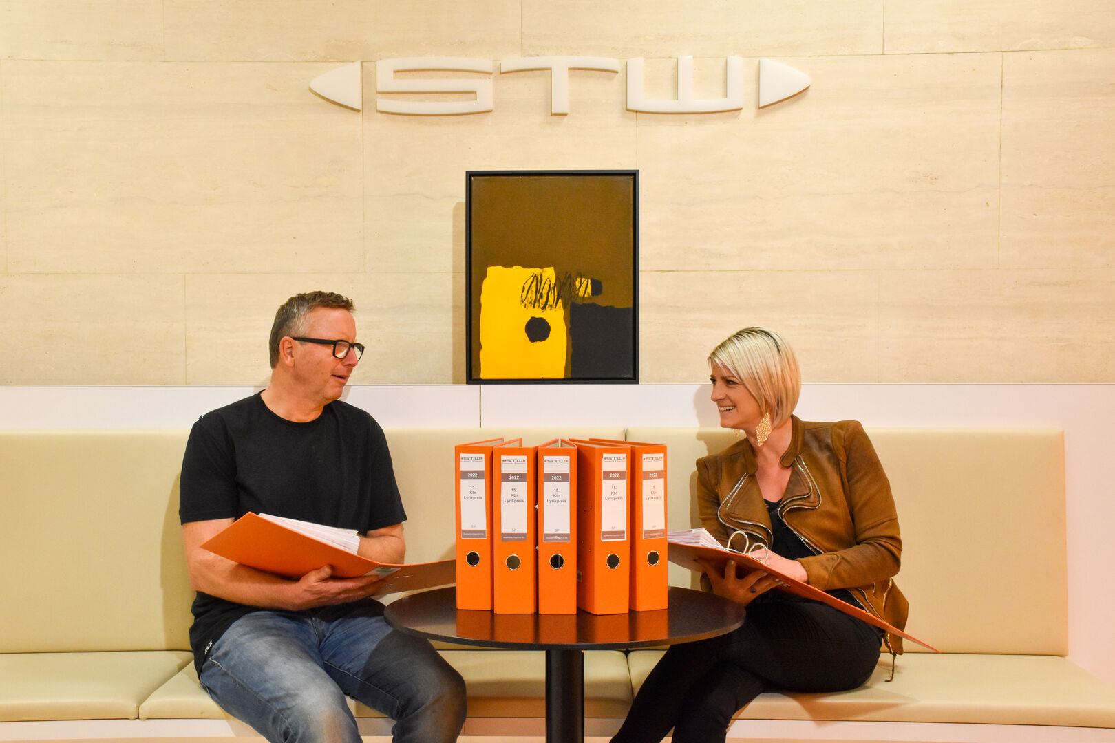 Zwei Mitarbeiter der STW Klagenfurt beim Sammeln der eingereichten Werke