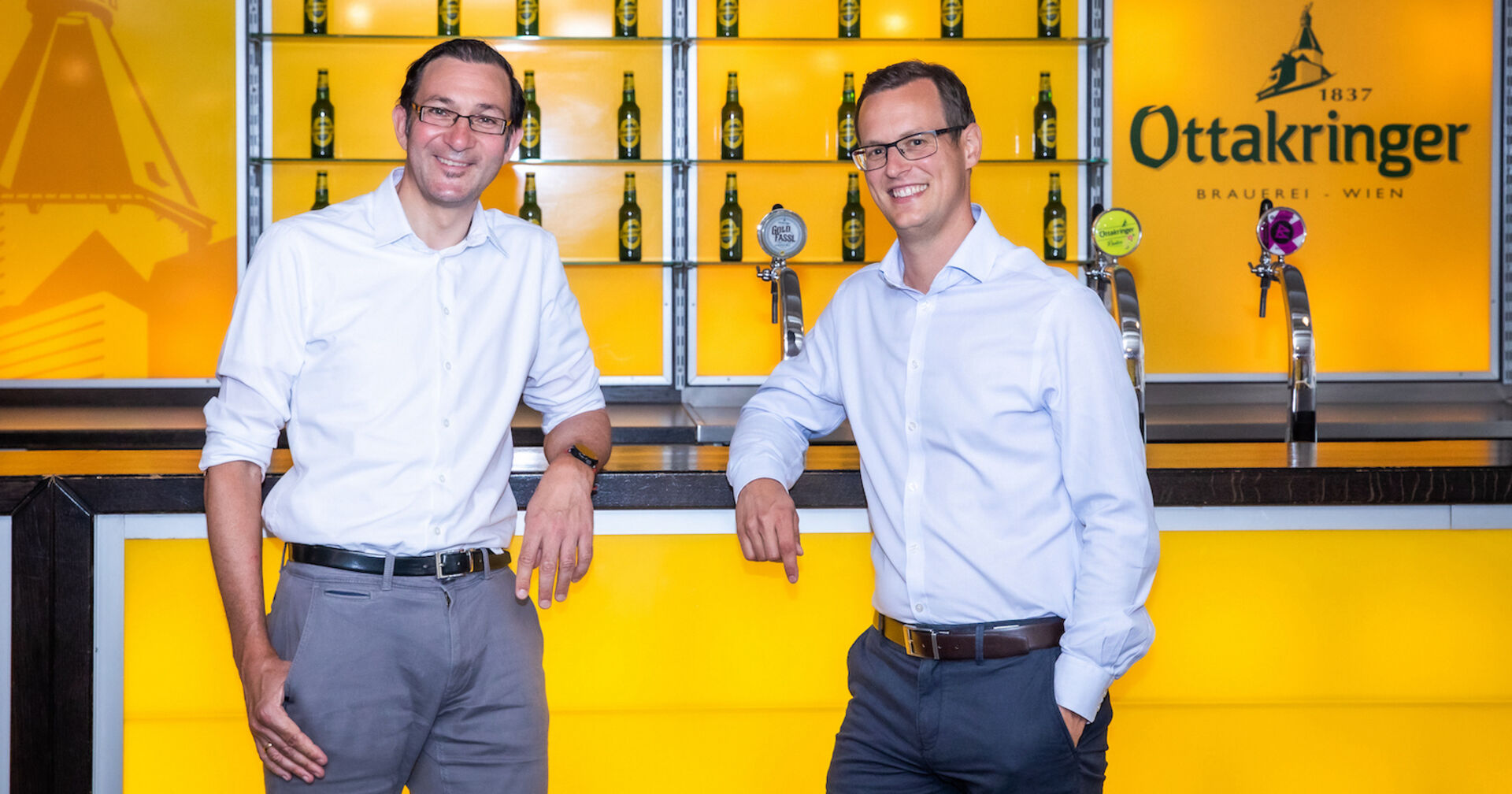 Geschäftsführer der Ottakringer Brauerei lehnen an der Theke | Credit: Monika Fellner