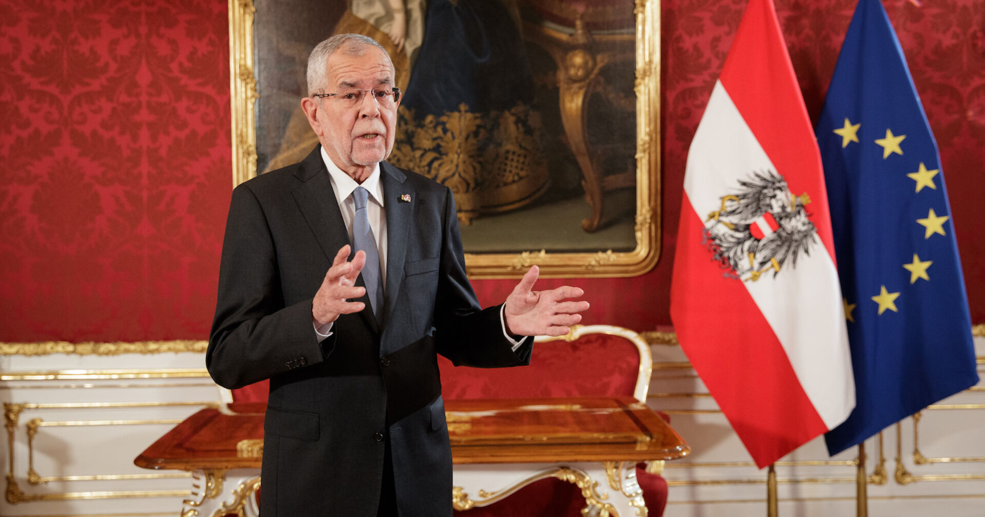 Porträt neben Europa-und Österreichflaggen