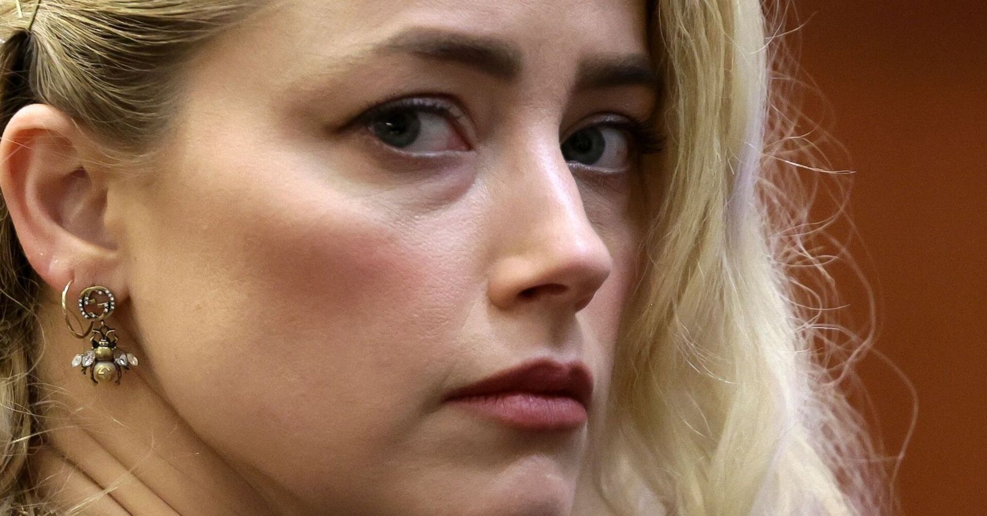 Amber Heard blickt über die Schulter| Credit: EVELYN HOCKSTEIN/AFP/picturedesk.com