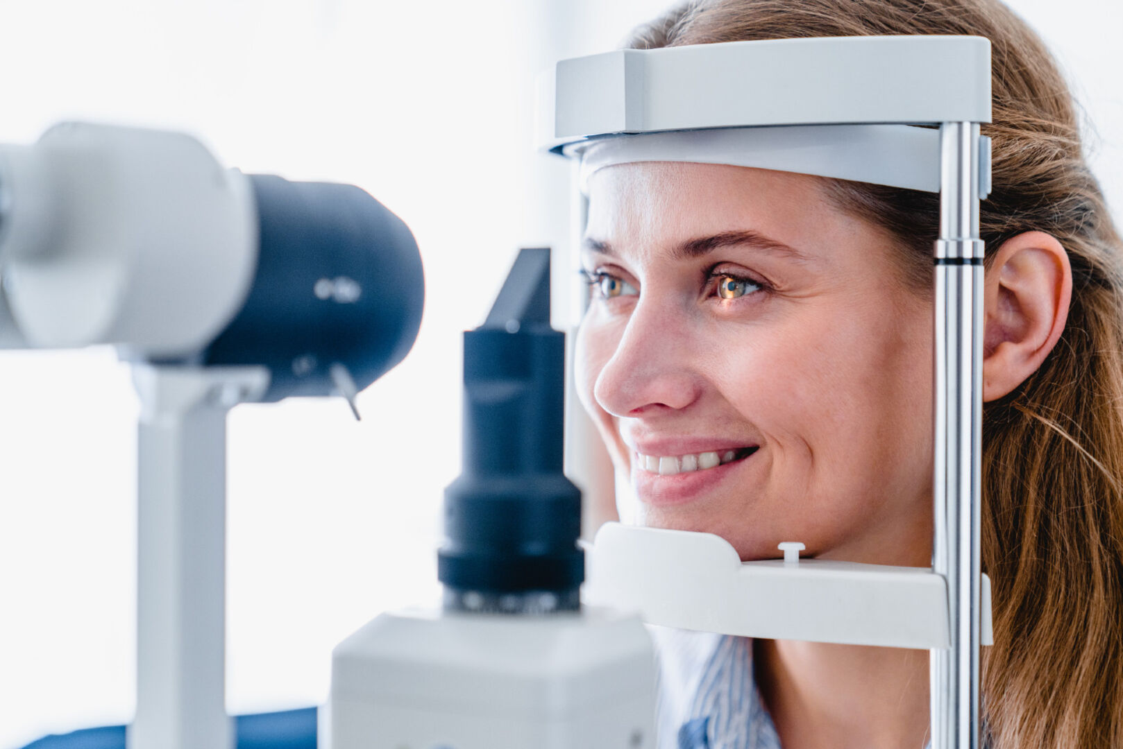 Patienten bei der Augenuntersuchung | Credit: iStock.com/Inside Creative House