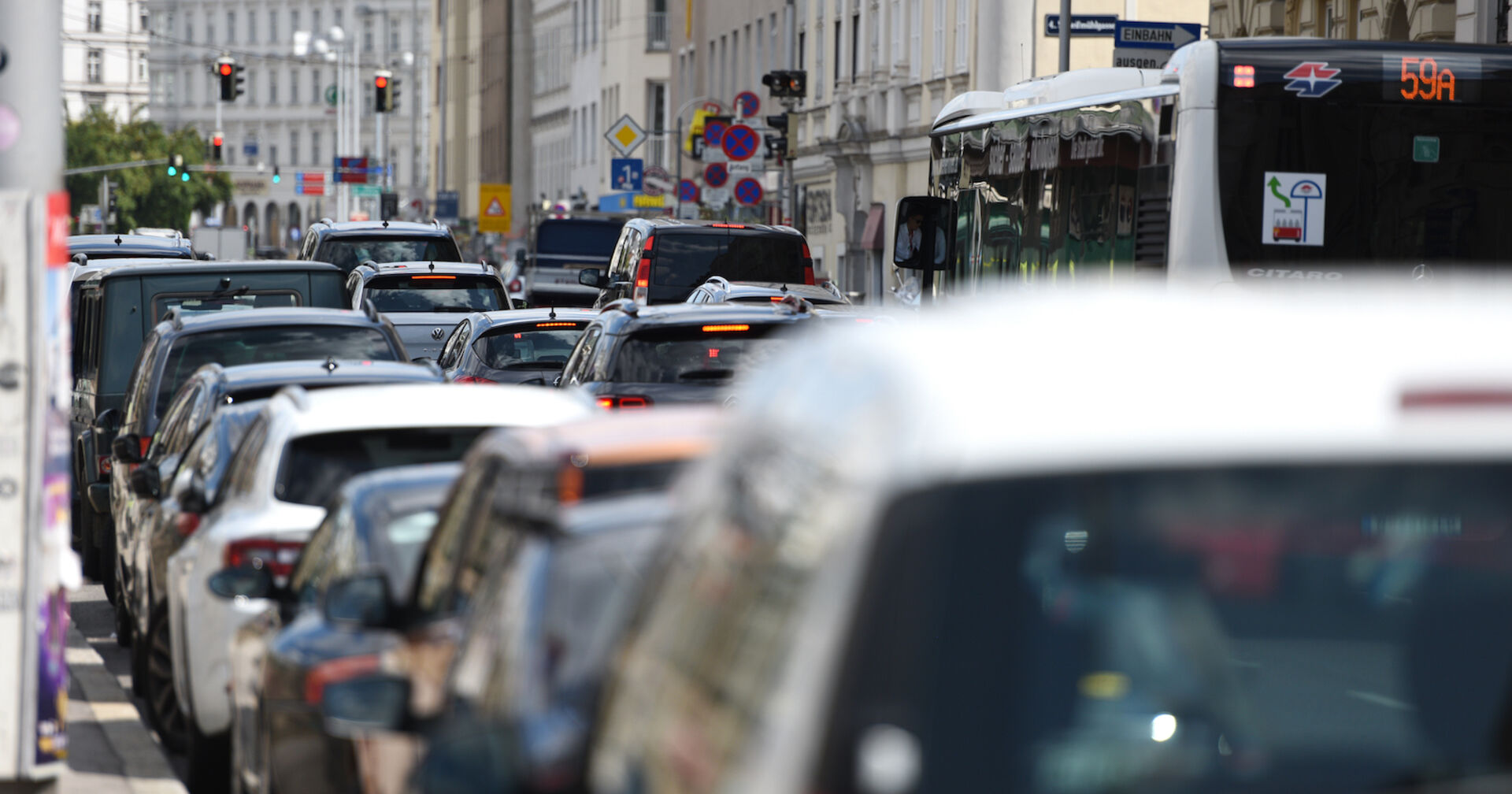 Autos stauen sich in die Wiener Innenstadt hinein