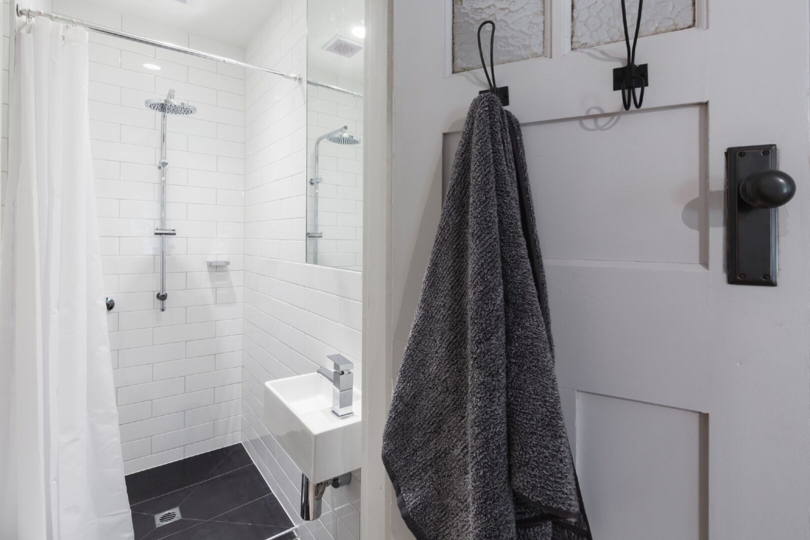 Badetuch hängt an einem Haken an der Tür | Credit: iStock.com/jodiejohnson