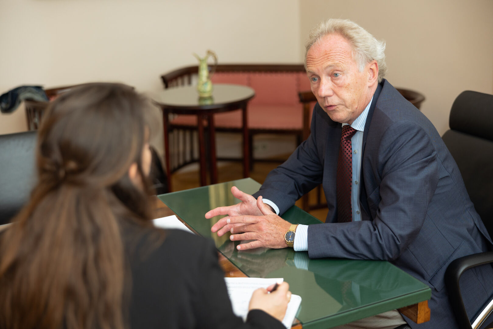 Redakteurin Stefanie Hermann und Dr. Michael Brunner beim Gespräch in der Kanzlei des Juristen