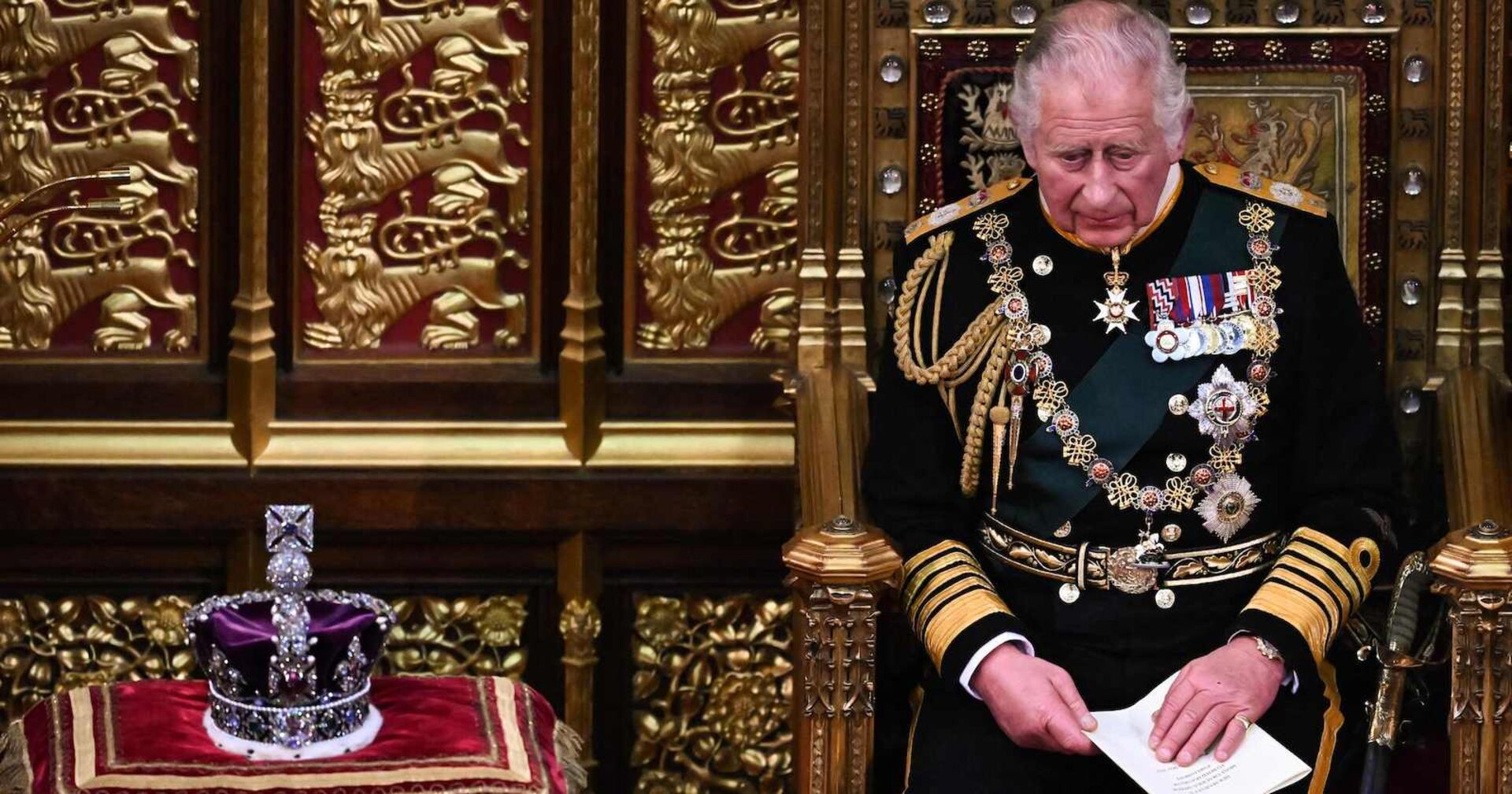 König Charles III. sitzt neben der Krone | Credit: BEN STANSALL/AFP/picturedesk.com