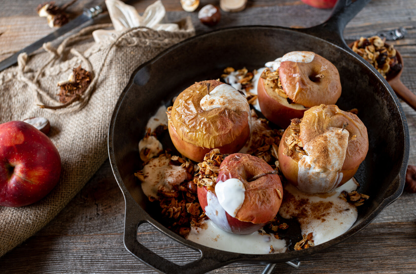 Bratäpfel in der Pfanne mit Joghurt