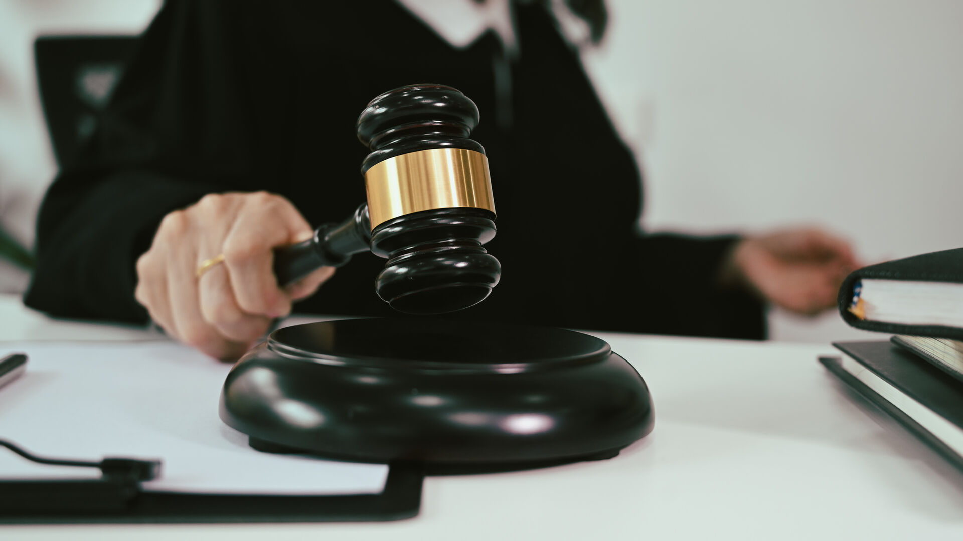 Frau hält Hammer für Gerichtsurteil in der Hand