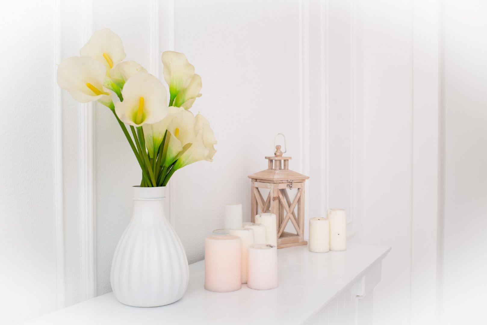 Vase und Kerzen stehen auf einem Tisch | Credit: iStock.com/Ivan Nakonechnyy