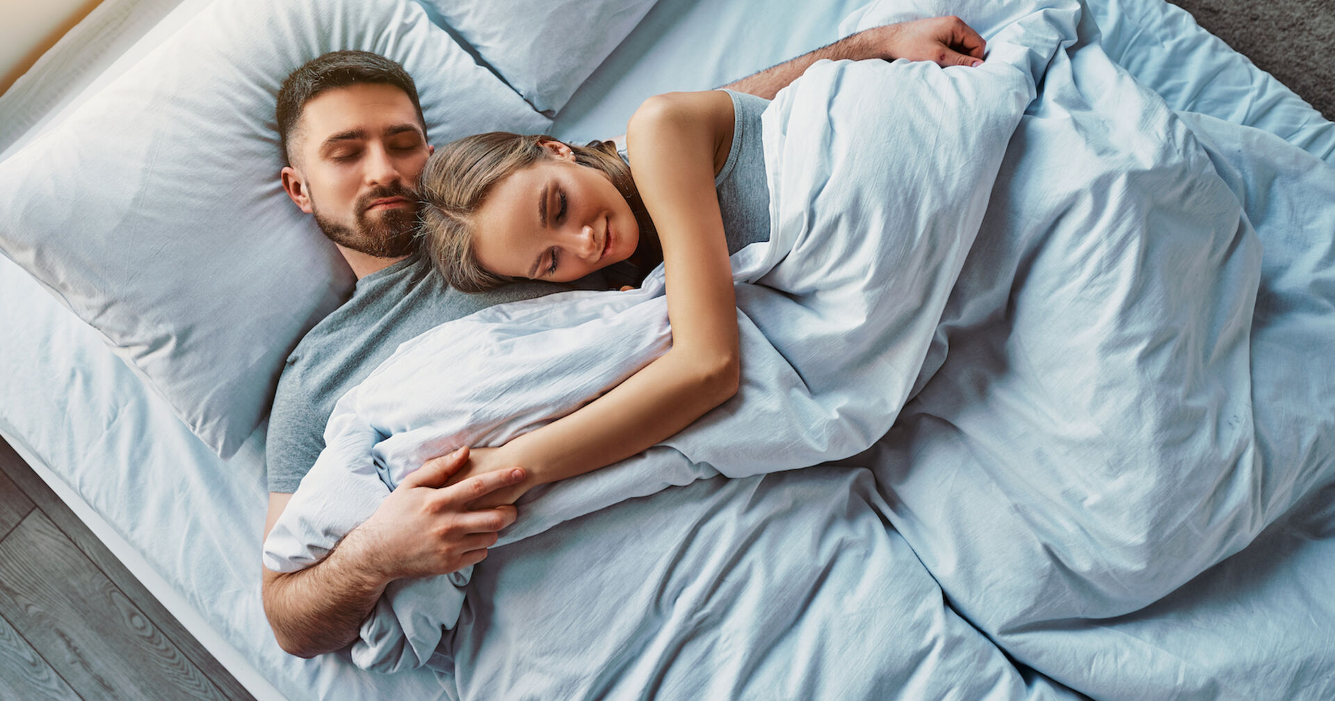 Mann und Frau liegen im Bett | Credit: iStock.com/Harbucks