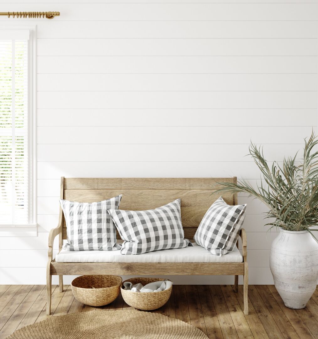 Holzbank mit Kissen steht im Flur | Credit: iStock.com/Artjafara