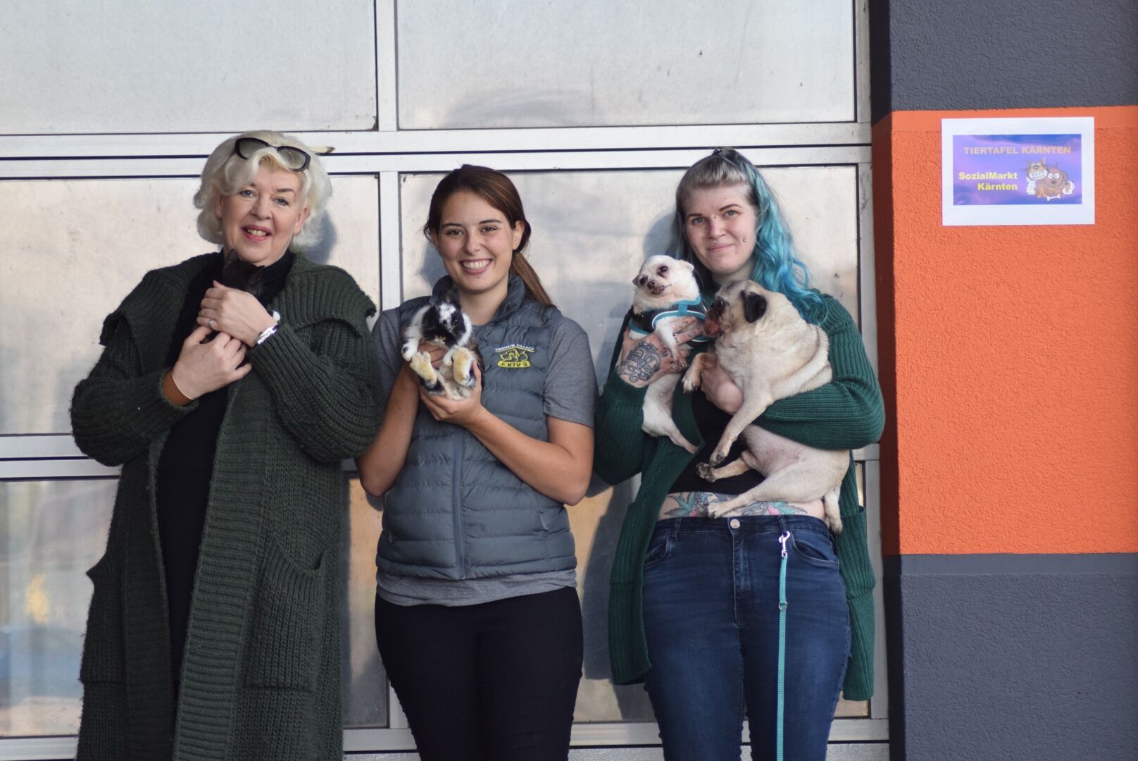 Drei Damen, die ehrenamtlich für die Tiertafel arbeiten