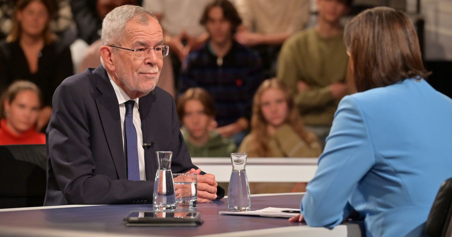 Alexander Van der Bellen im Studio der ORF-Elefantenrunde. Ihm gegenüber Moderatorin Susanne Schnabl.