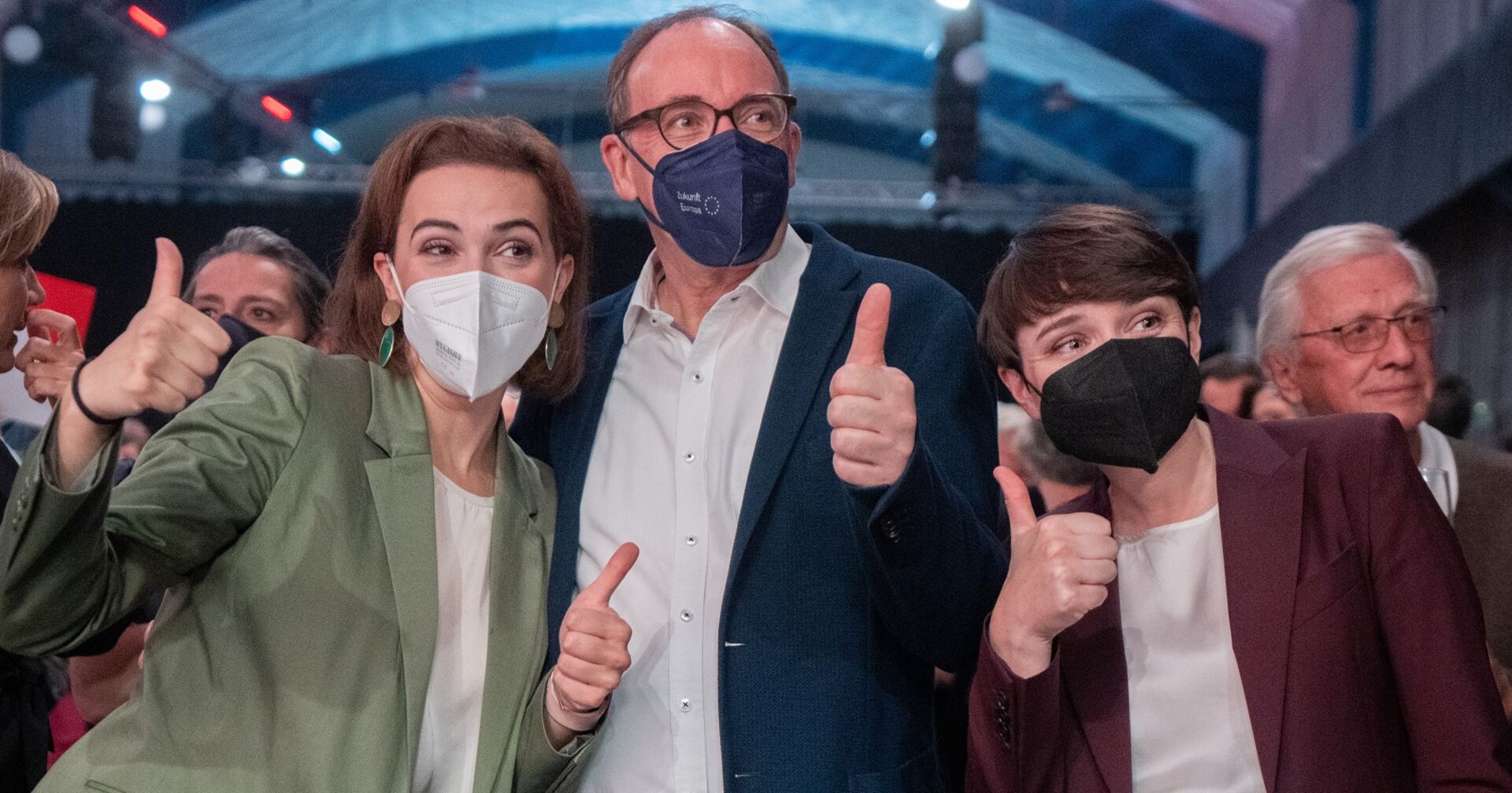 Alma Zadic, Gesundheitsminister Johannes Rauch und Klubchefin Sigrid Maurer (alle mit Maske) feiern gemeinsam. Sie deuten ein "Daumen hoch".