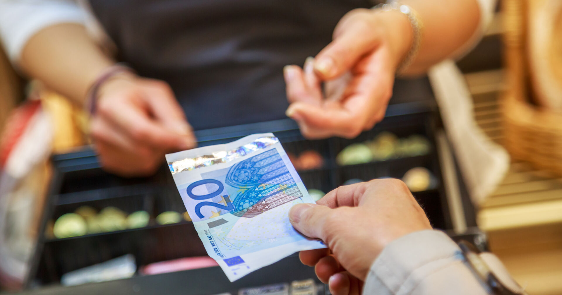 Frau zahlt mit einem 20 Euro-Schein | Credit: iStock.com/pixinoo