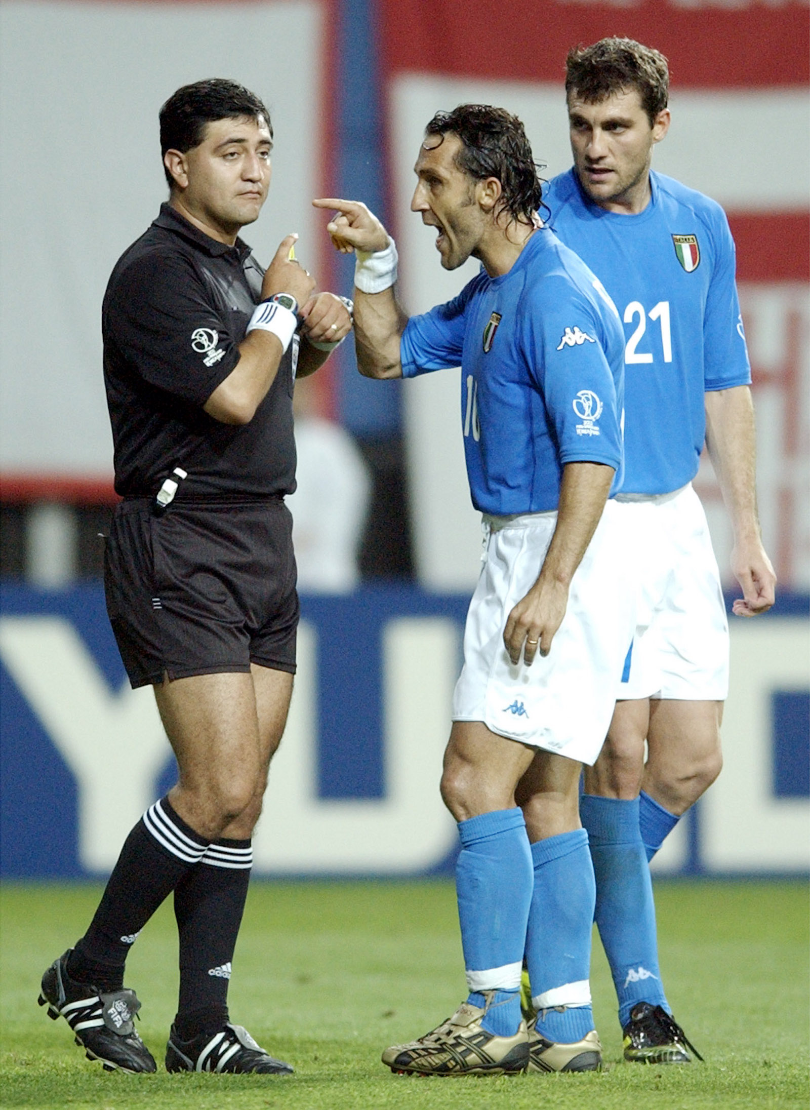 Angelo Di Livio beschwert sich über die Rote Karte gegen Totti. | Credit: AMY SANCETTA / AP / picturedesk.com