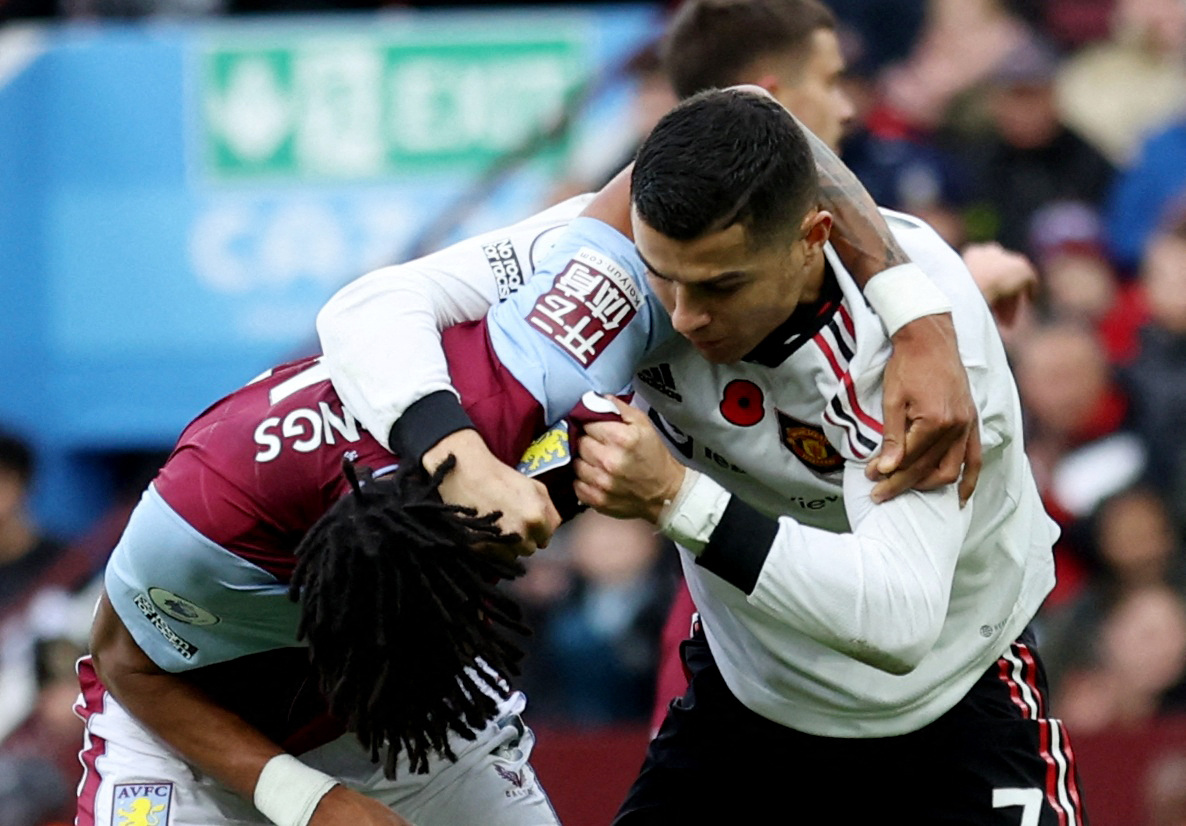 Cristiano Ronaldo im Gerangel mit Tyrone Mings.