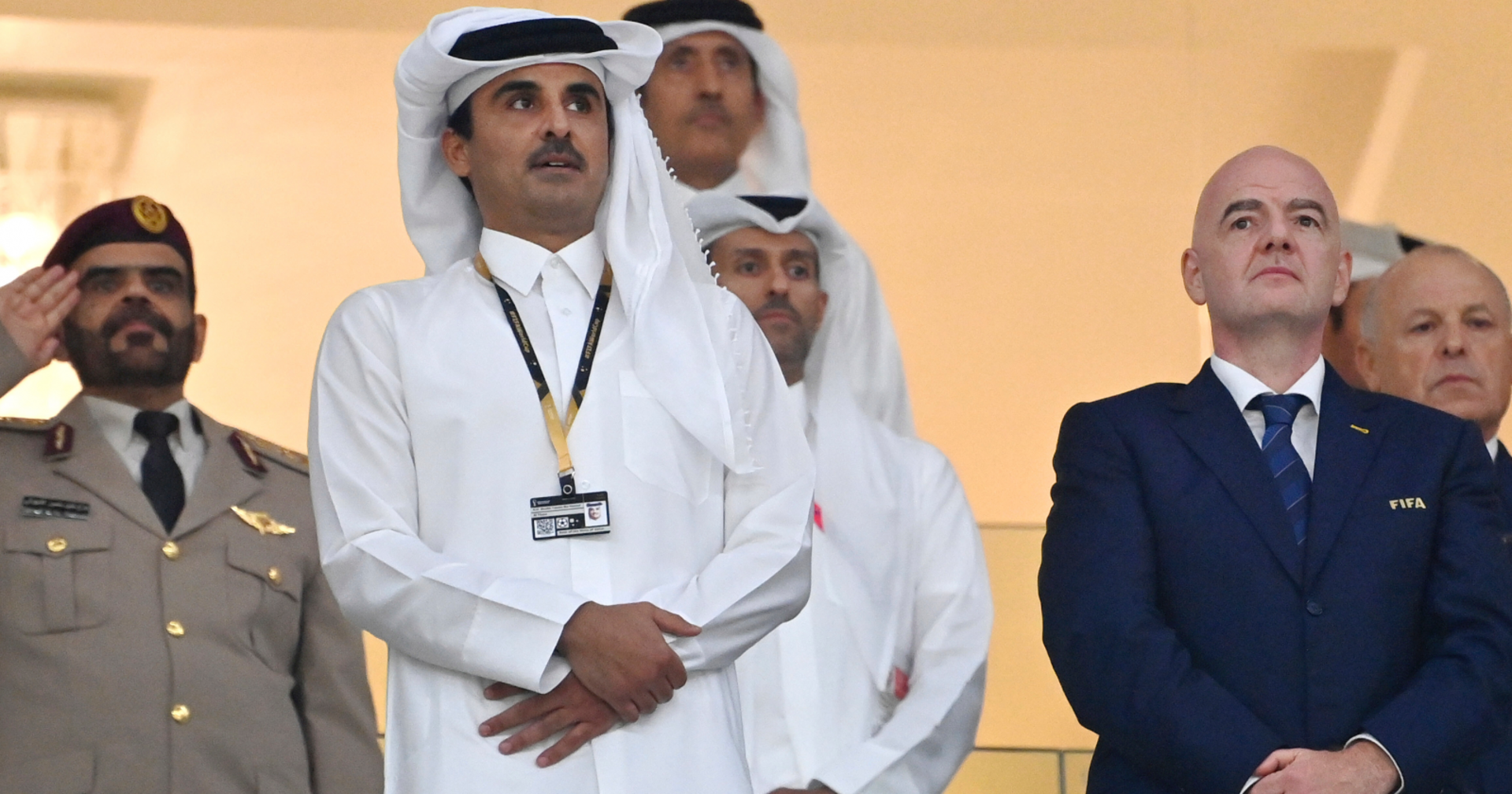 Mehrere Regierungsvertreter Katars und Gianni Infantino auf der Ehrentribüne eines Fußballstadions