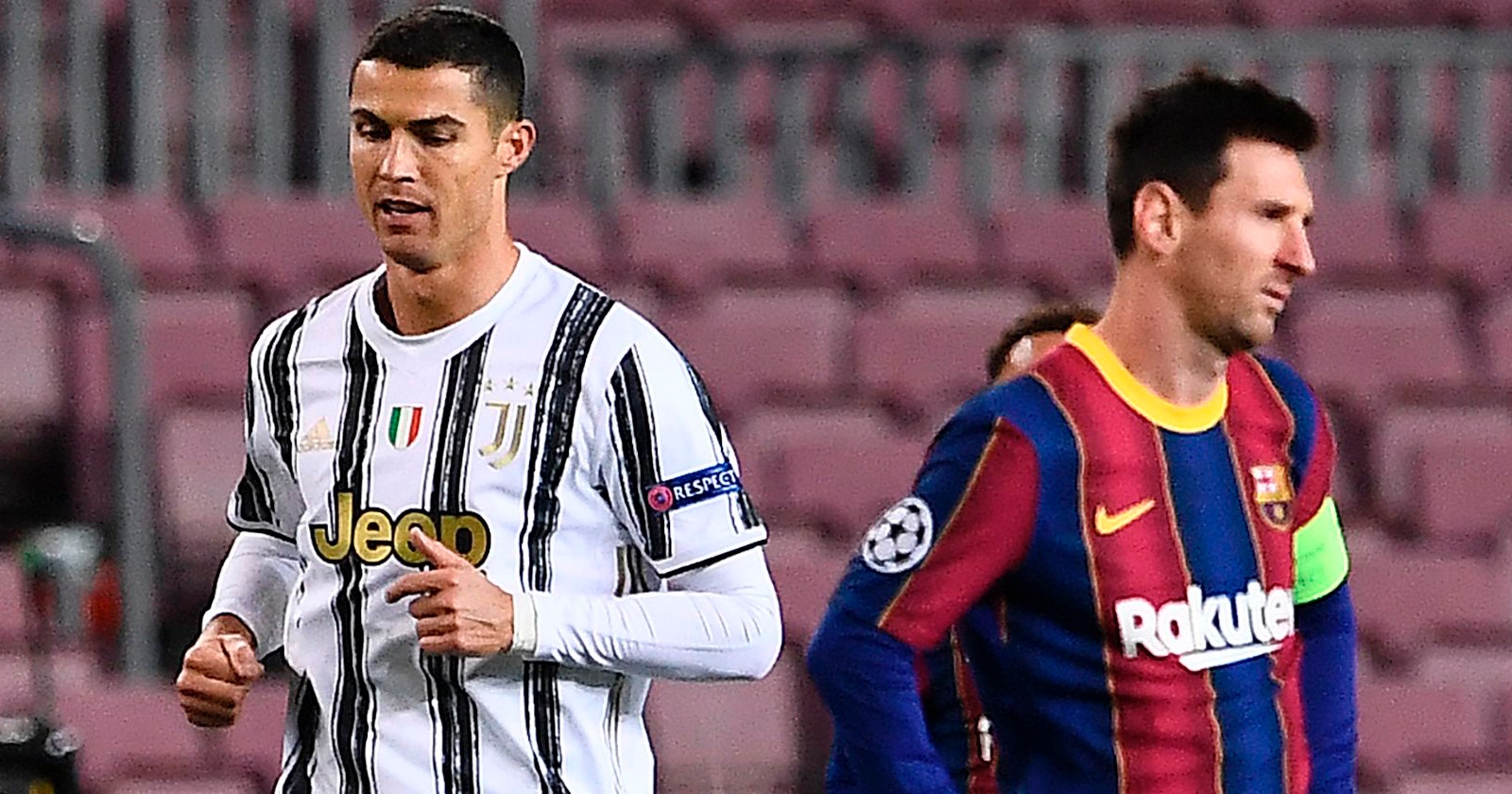 Cristiano Ronaldo im Dress von Juventus Turin, der an Lionel Messi im Trikot des FC Barcelona vorbeiläuft
