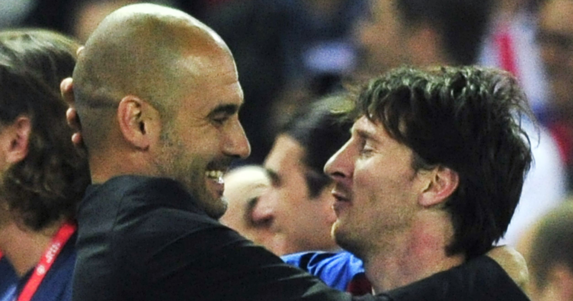 Pep Guardiola umarmt Lionel Messi auf dem Spielfeld