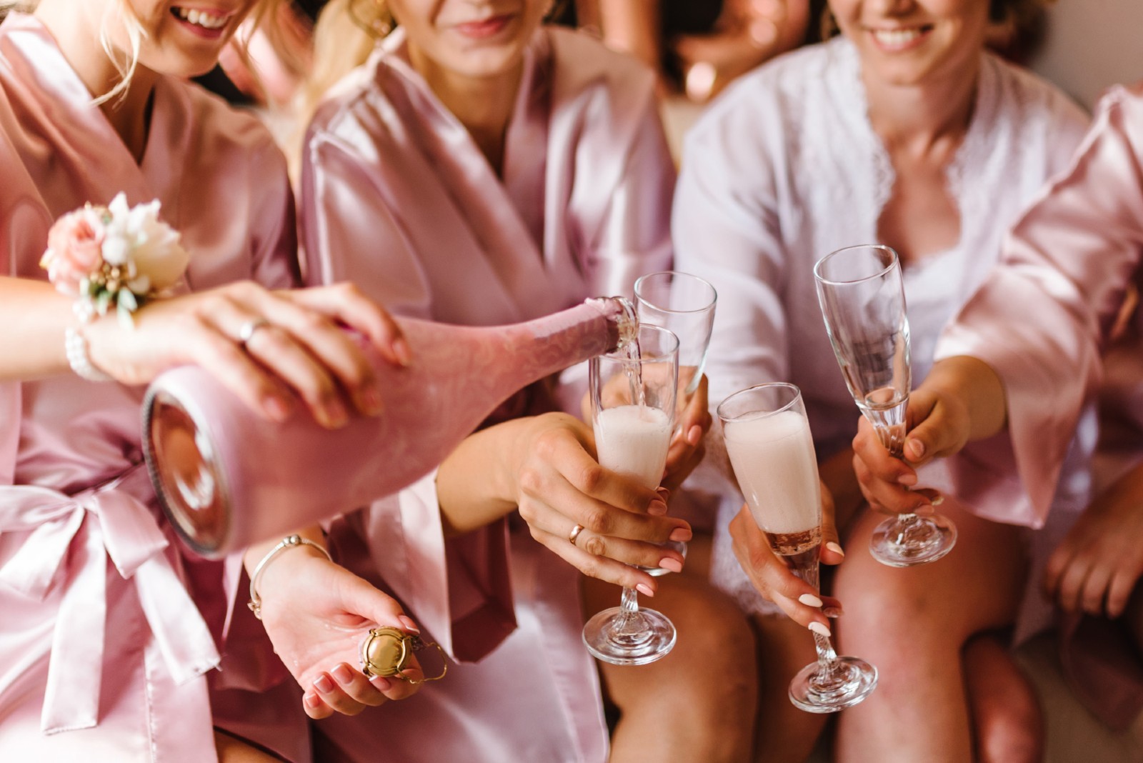 Brautjungfern feiern gemeinsam | Credit: iStock.com/Serhii Sobolevskyi