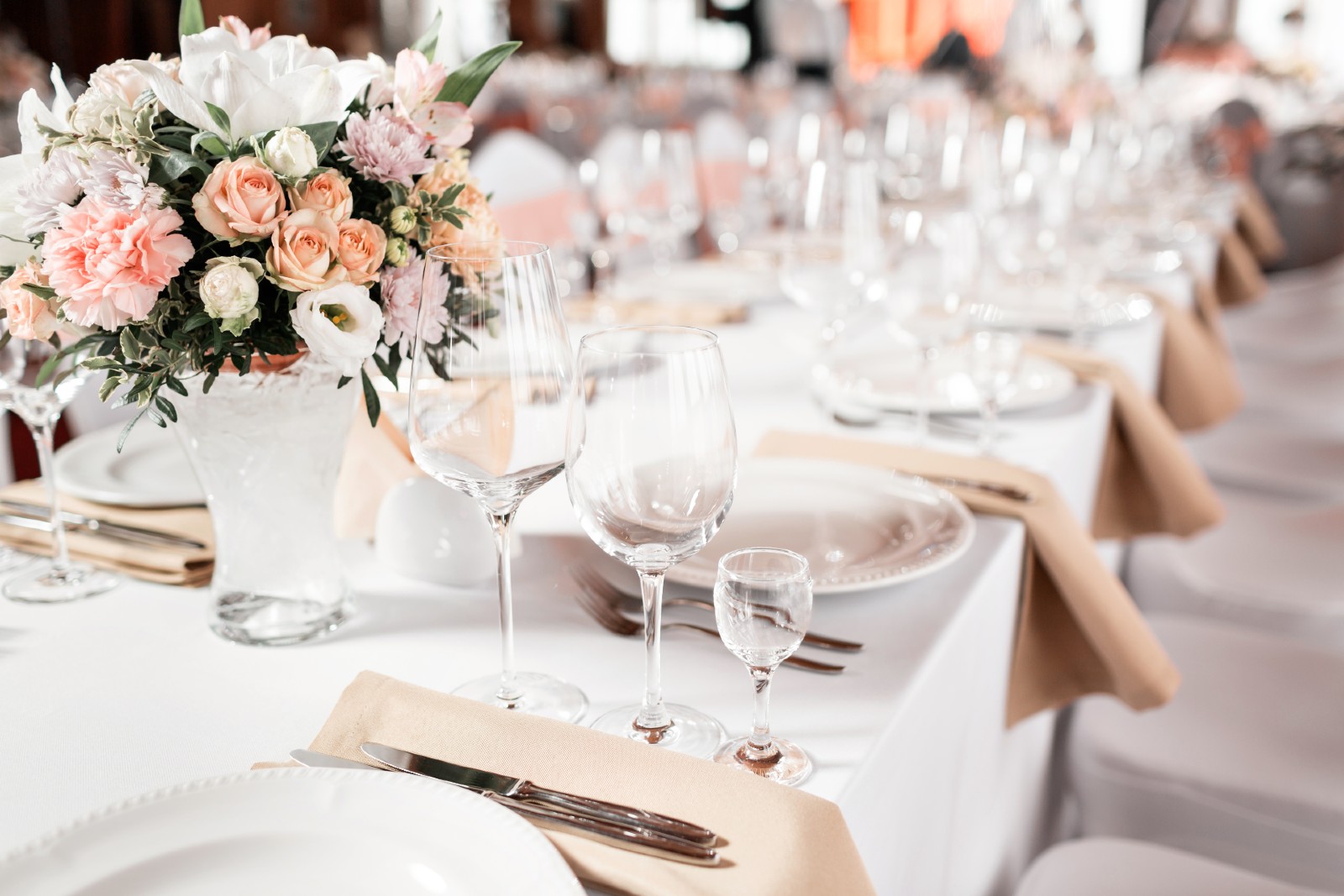 Hochzeitstisch mit Dekoration | Credit: iStock.com/Malkovstock