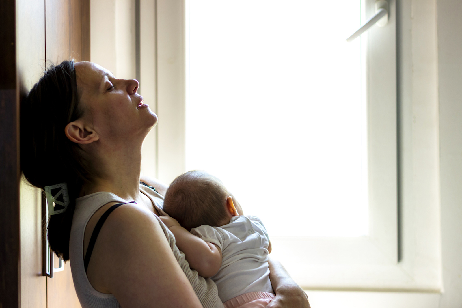 Verzweifelte Single-Mom mit Baby im Arm. | Credit: iStock.com/Jelena Stanojkovic