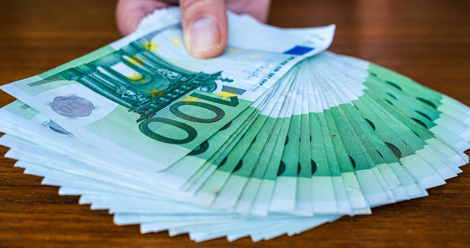 100-Euro-Geldscheine | Credit: iStock.com/ JARAMA