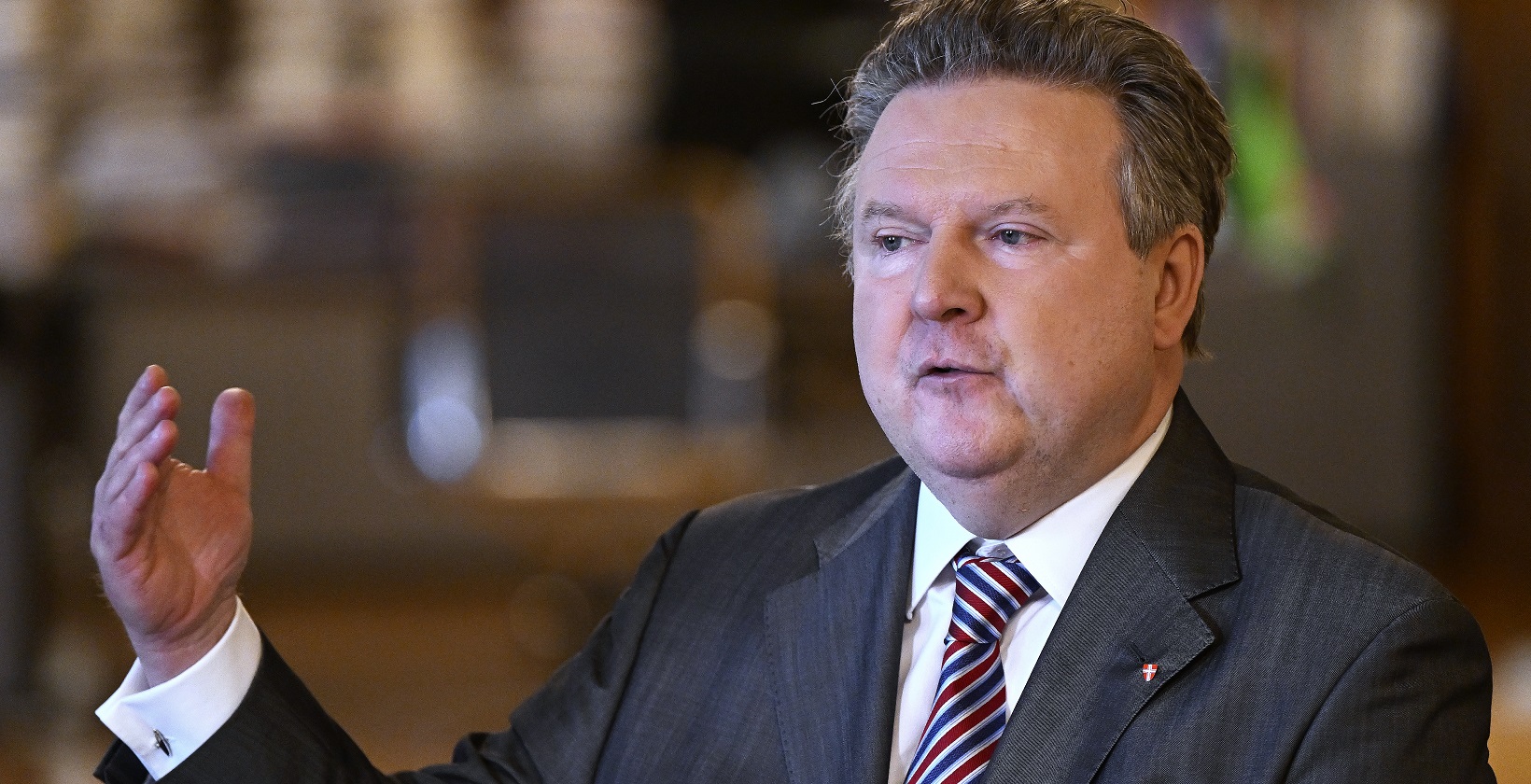 rgermeister Michael Ludwig (SPÖ) am Montag, 28. November 2022, während eines Interviews mit der APA-Austria Presse Agentur im Rathaus in Wien