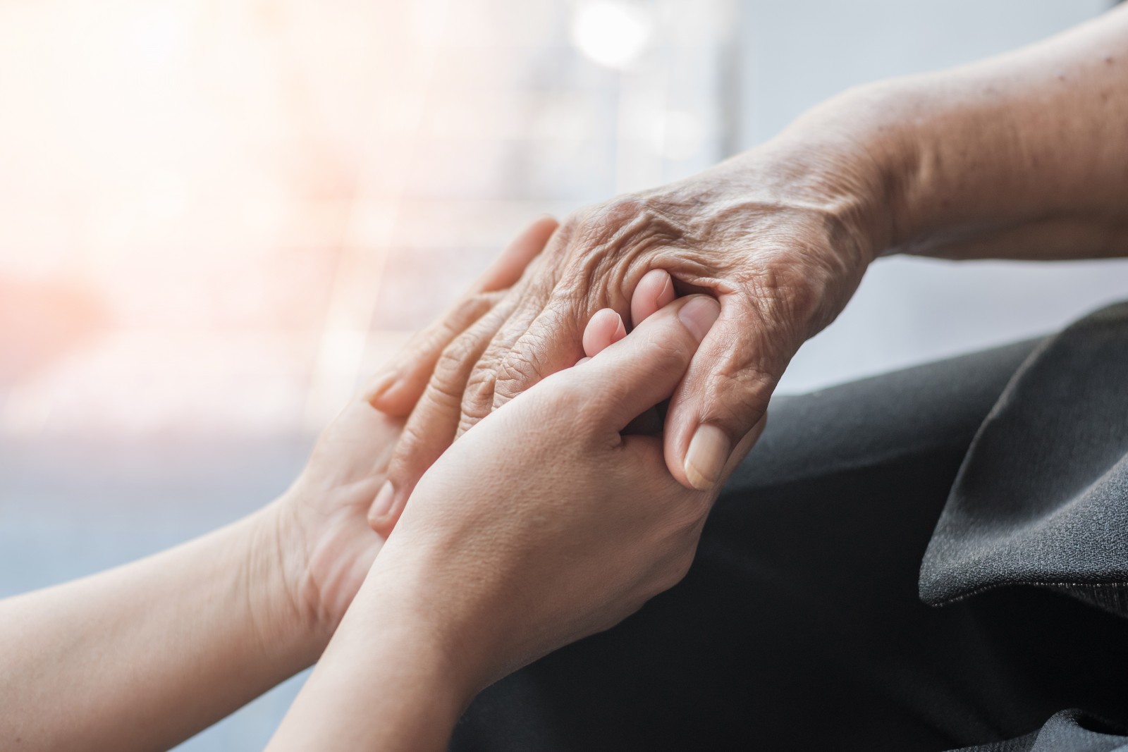 Eine alte und eine ältere Hand | Credit: iStock.com/Chinnapong