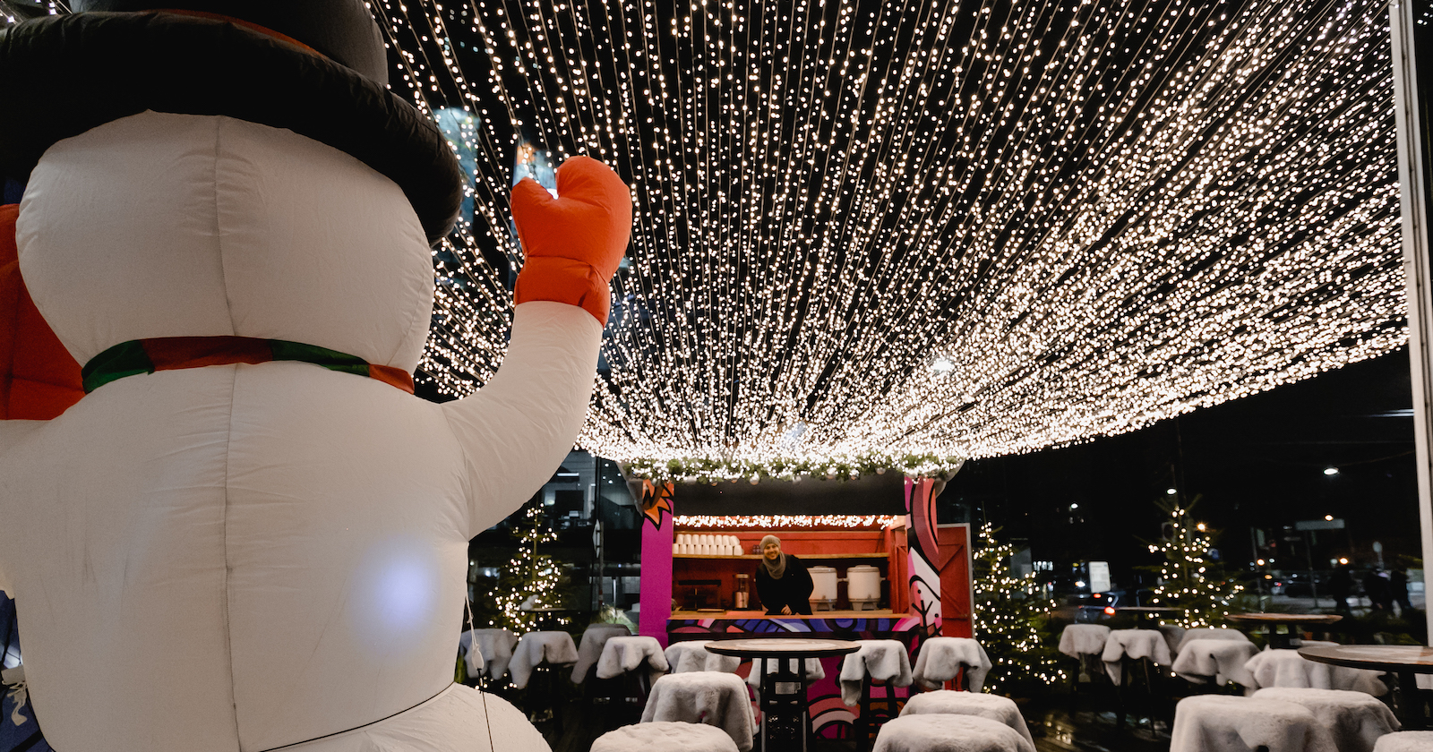 Aufblasbarer Schneemann vor dem Punschstand | Credit: Tim Walker