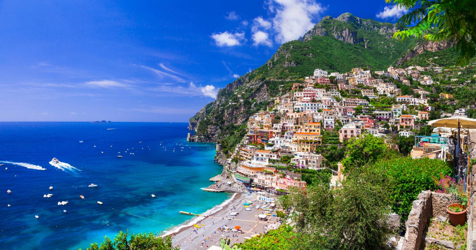 Die Amalfiküste an einem sonnigen Tag | Credit: iStock.com/Freeartist