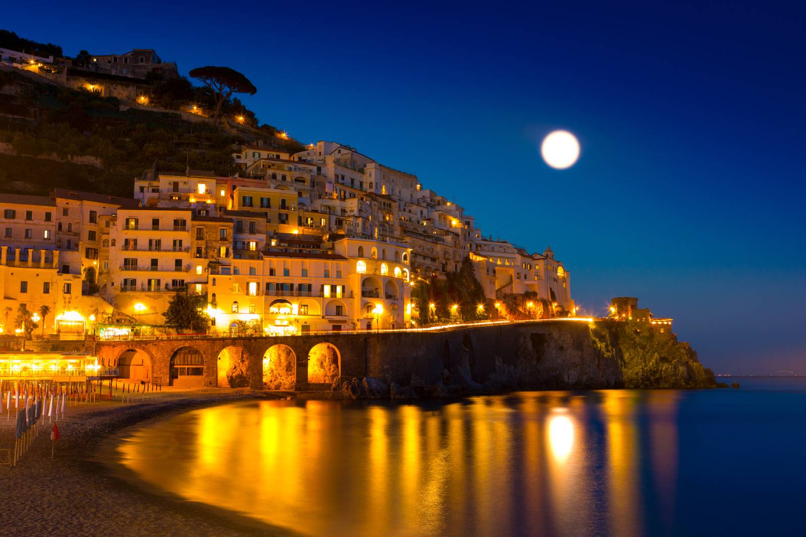 Die Amalfiküste bei Nacht | Credit: iStock.com/Aleh Varanishcha