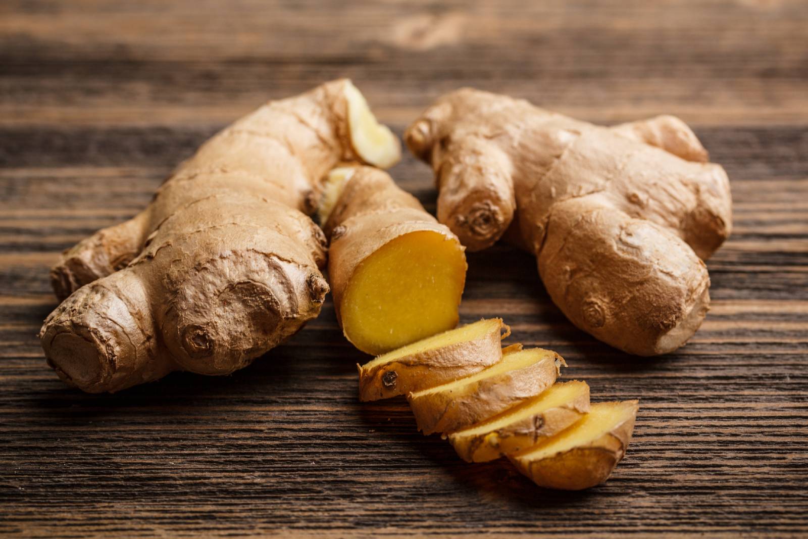 Eine aufgeschnittene Knolle Ingwer | Credit: iStock.com/grafvision
