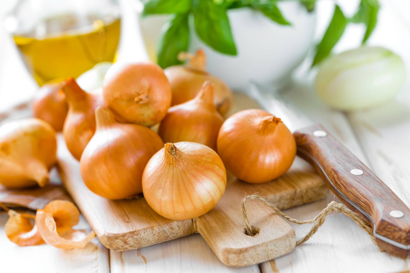 Zwiebeln auf einem Holzbrett | Credit: iStock.com/YelenaYemchuk