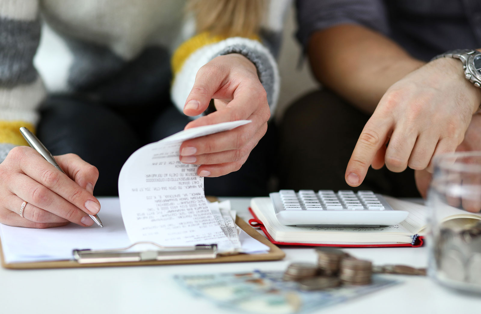 Paar rechnet die gemeinsamen Lebenskosten durch | Credit: iStock.com/megaflopp