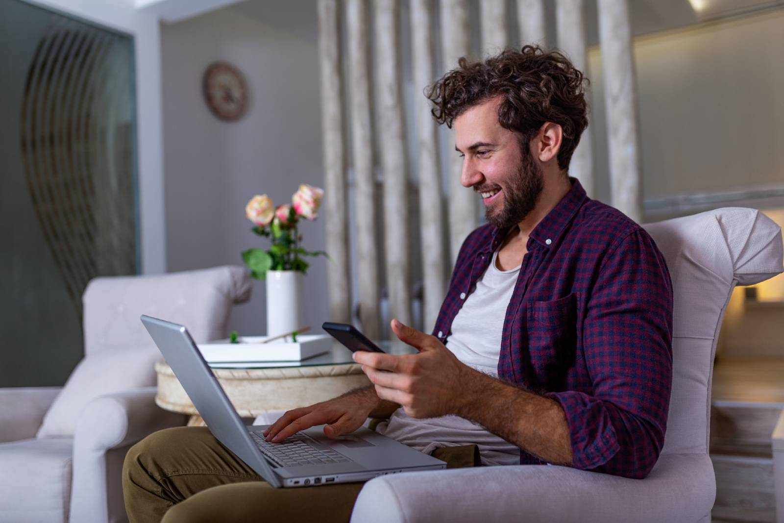Junger Mann beim Online Shopping | Credit: iStock.com/stefanamer